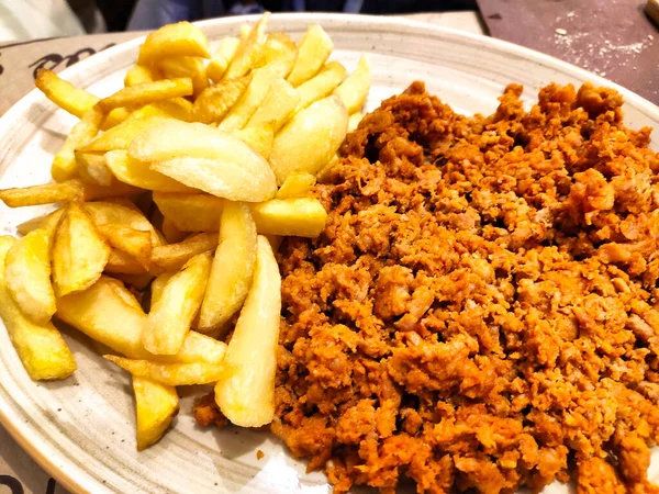 Pikadillo (domuz eti) ve cips, İspanya 'nın Asturias şehrinde tipik bir yemek.