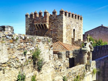 Bujaco Kulesi ve İspanya 'nın Caceres şehrindeki La Estrela kemeri