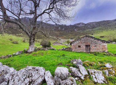 Shepherd 's Barakaları Las Varas Geçidi, Ubias Natural Park, Quirs, Asturias, İspanya