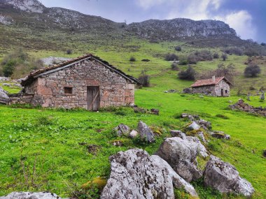 Shepherd 's Barakaları Las Varas Geçidi, Ubias Natural Park, Quirs, Asturias, İspanya