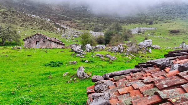 Shepherd 's Barakaları Las Varas Geçidi, Ubias Natural Park, Quirs, Asturias, İspanya