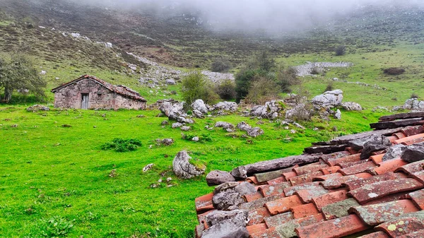 Shepherd Huts Las Varas Pass Ubias Natural Park Quirs Asturias — стоковое фото