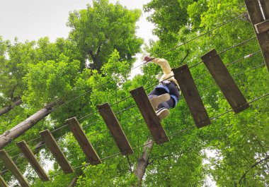 Arriondas 'taki Ağaç Parkı, Sella nehrinin yanında, Asturias, İspanya
