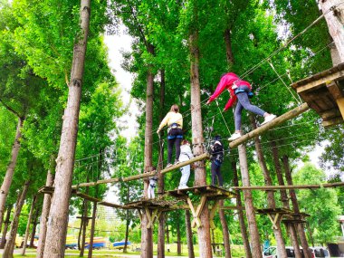 Arriondas 'taki Ağaç Parkı, Sella nehrinin yanında, Asturias, İspanya