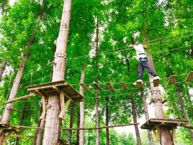 Arriondas 'taki Ağaç Parkı, Sella nehrinin yanında, Asturias, İspanya