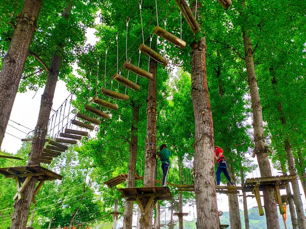 Arriondas 'taki Ağaç Parkı, Sella nehrinin yanında, Asturias, İspanya