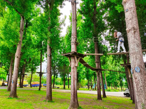 Arriondas 'taki Ağaç Parkı, Sella nehrinin yanında, Asturias, İspanya