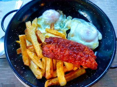 Patates, yumurta ve sucuk, Kabil köyü, (karabiberli domuz eti), İspanya 'nın Asturias şehrinde tipik yemek.