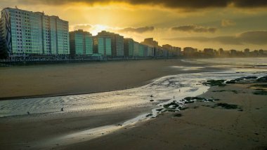 Gijon şehri ve San Lorenzo plajı, Asturias, İspanya