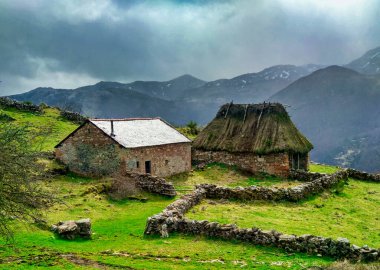 Mumian 'daki tipik kulübeler, El Coto köyü, Somiedo Doğal Parkı, Asturias, İspanya