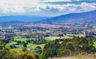 Arka planda Llanera Vadisi ve Naranco Dağı, Llanera belediyesi, Asturias, İspanya