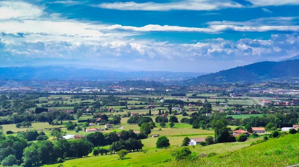 Arka Planda Llanera Vadisi Naranco Dağı Llanera Belediyesi Asturias Spanya — Stok fotoğraf