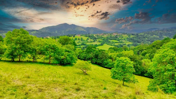 Paisaje Alrededor Del Pueblo Beloncio Cordillera Sueve Fondo Municipio Pilona —  Fotos de Stock