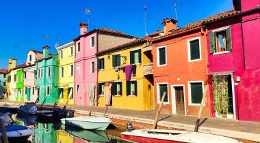Burano Adası, Veneto, İtalya 'da tipik renkli evler