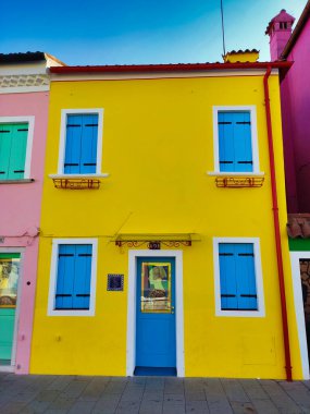 Burano Adası, Veneto, İtalya 'da tipik renkli evler