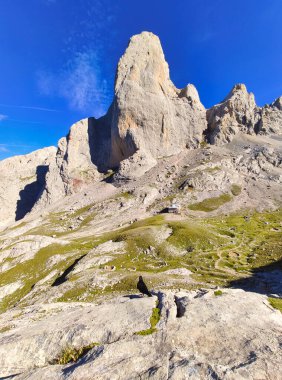 Naranjo de Bulnes tepesi Picu Urriellu, Cabrales, Asturias, İspanya olarak da bilinir.