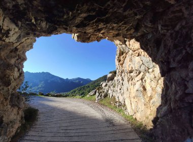 El Crespon tüneli, Branagallone yolu, Bezanes köyü, Redes Doğal Park ve Biyosfer rezervi, Asturias, İspanya