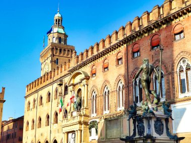 Nettuno 1567 bronz heykel ve çeşme Accursio sarayı önünde, Piazza Maggiore meydanı, Bologna belediyesinin merkezi, İtalya