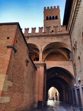 Palazzo Re Enzo, İtalya 'nın başkenti Bologna' daki Palazzo del Podesta 'nın uzantısı olarak 1244-1246 yılları arasında inşa edilmiştir.
