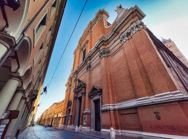 Sağda Cattedral di San Pietro ile Via dell Indipendenza, Bologna, Emilia Romagna, İtalya