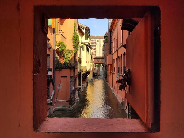 Canale delle Moline, Bolonya. Kanalların kapatılmamış birkaç uzantısından biri de bu. İtalya