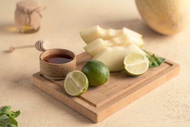 Kavun ve limondan içecek malzemesi.