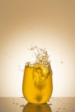 Portakal suyuyla bardakta güzel su sıçramaları.