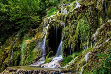 Kruşuna şelaleleri, Kruşuna Ulusal Parkı, Lovech, Bulgaristan - Bulgaristan 'ın en büyük travertin şelalesi olan su terasları ve havuzları