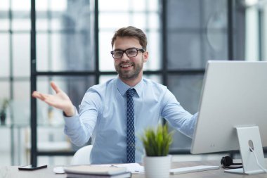 Ofiste çalışan neşeli genç işadamı.