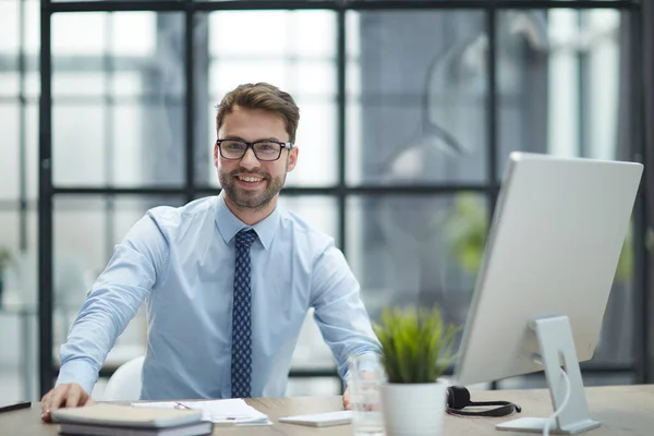 Jonge Vrolijke Zakenman Werkt Kantoor — Stockfoto