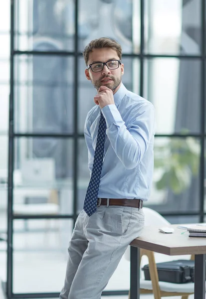 Jonge Vrolijke Zakenman Werkt Kantoor — Stockfoto