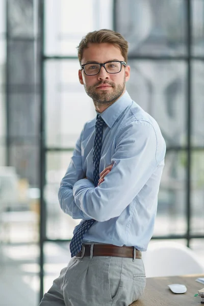 Jonge Vrolijke Zakenman Werkt Kantoor — Stockfoto