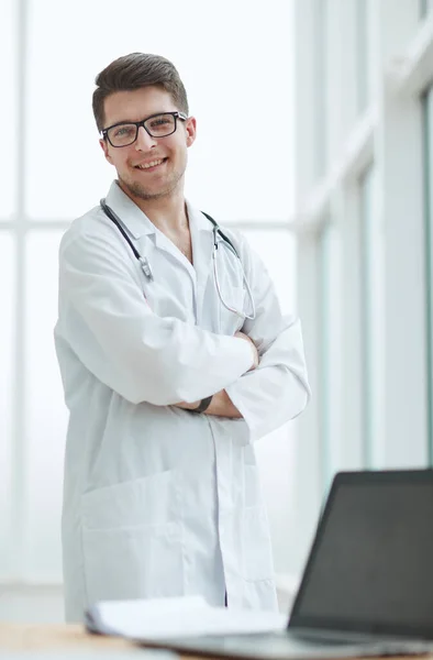Fiatal Orvosi Rendelőben Ülő Orvos Portréja — Stock Fotó