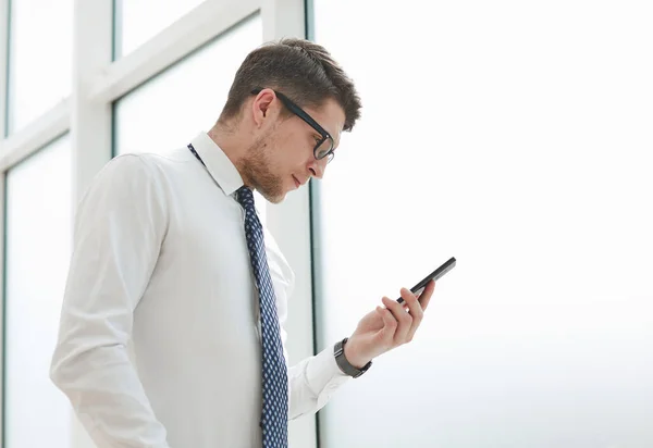 Zakenman Met Behulp Van Smart Phone Wazig Kantoor Achtergrond Kopieer — Stockfoto