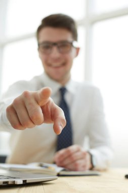 İşadamı ofisinde seni işaret ediyor.