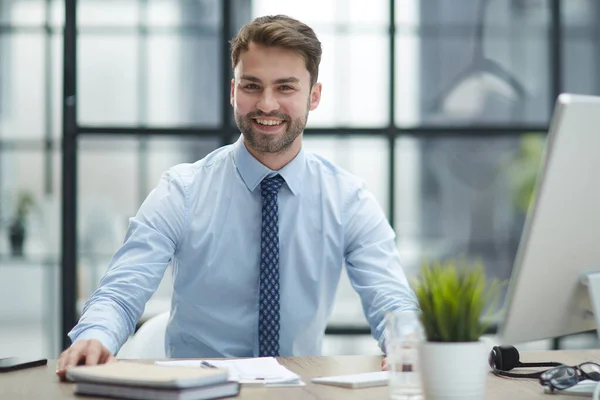 Joven Empresario Alegre Que Trabaja Oficina — Foto de Stock