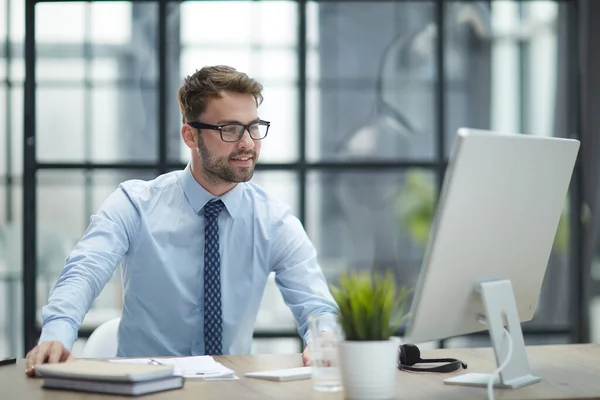 Joven Empresario Alegre Que Trabaja Oficina — Foto de Stock