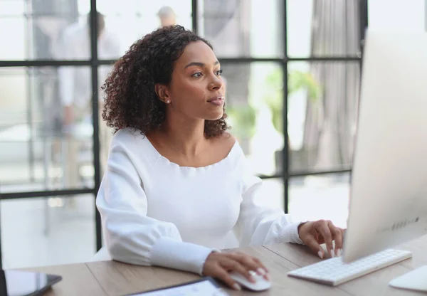 Portrait Young African American Girl Woman Smiling Office — Foto de Stock