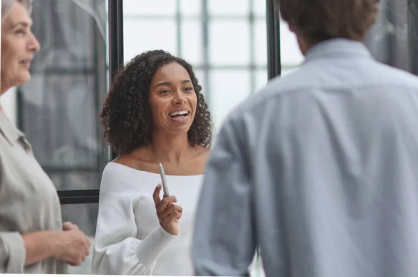 Negotiations Office Smiling Businesswoman Talks Colleagues — Foto Stock