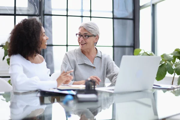 Female Colleagues Different Nationalities Ages Met Office Hall Discussing Work — Foto Stock