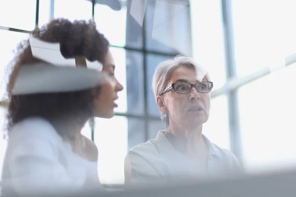 Female Colleagues Different Nationalities Ages Met Office Hall Discussing Work — Foto Stock