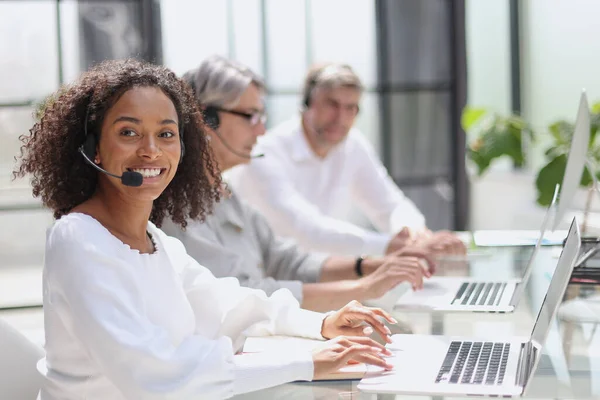 African American Operator Smiling Call Center — Foto Stock