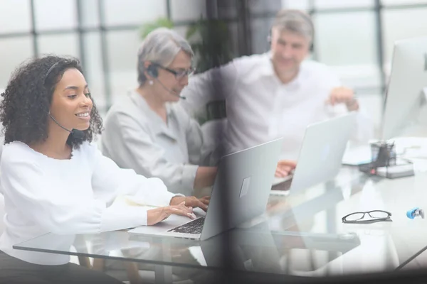 Gruppo Lavoro Che Lavora Nell Ufficio Clienti Help Desk — Foto Stock