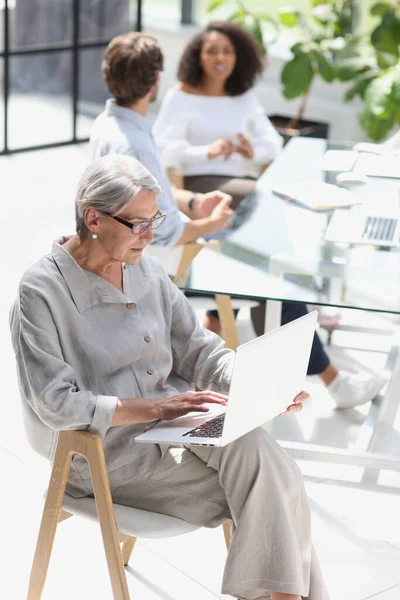 Mature Woman Sitting Looking Laptop — Foto Stock