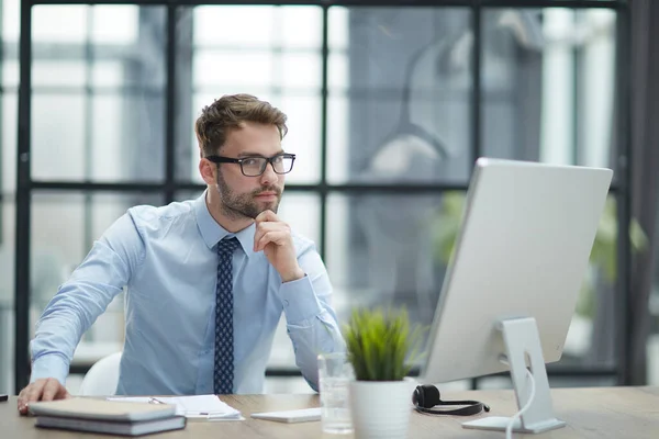 Jonge Vrolijke Zakenman Werkt Kantoor — Stockfoto