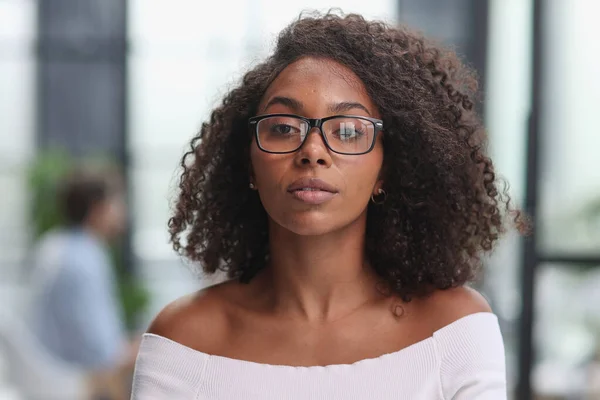 Porträt Einer Afroamerikanischen Geschäftsfrau Bei Der Arbeit — Stockfoto