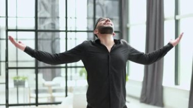 uspeh.uverenny işadamı uspehom sevinir. Merhaba genç adam yükseltir