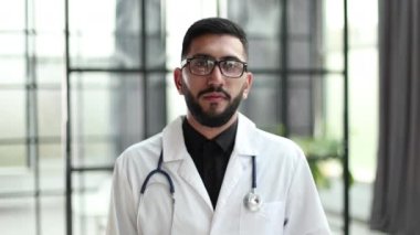 Tıbbi konsept. Beyaz önlüklü, steteskoplu yakışıklı doktor. Tıp öğrencisi.