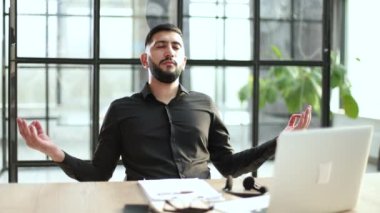 İş adamı dizüstü bilgisayarına bakıyor. Ofiste laptopuyla çalışan iş adamı..