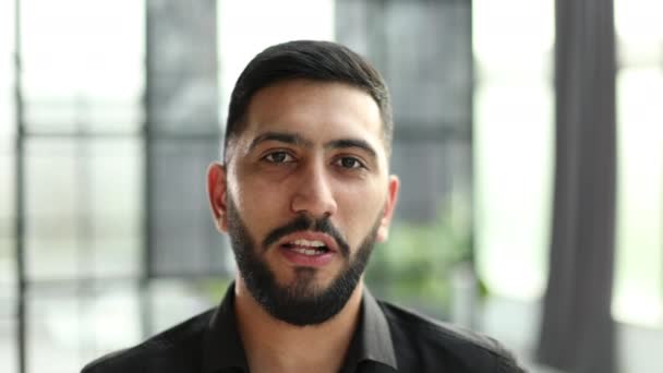 Pria Kaukasia Tampan Yang Percaya Diri Mengenakan Kemeja Formal Duduk — Stok Video